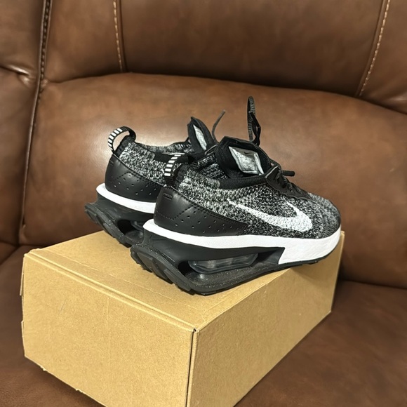 Nike - Picture 4 of 5